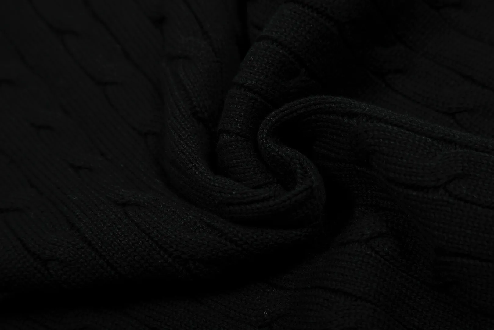 P166 💰 "Top quality" Style number: DS023# (not off the shelves all year round) [Ralph Lauren POLO lapel solid color pony embroidered logo knitted vest short sleeves] ✅Ralph Lauren Ralph Lauren classic basic versatile all-season cardigan knitted POLO vest vest short sleeves ✅Main supplier platform live broadcast Wholesale entity Replacement when out of stock Not off the shelf ✅ZP quality 1:1 version Scan the code to enter the GF website Counter quality ✅Details and quality are the only one in Guangzhou. Imported quality cotton yarn, focusing on high-end, cost-effective. Needless to say good quality. ✅Restore the original version. The maximum size can be worn up to 150 pounds. Loose, comfortable and stress-free. Olive green, denim blue, Chinese red